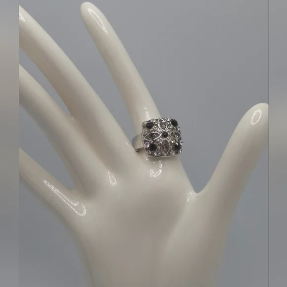 ✨2/$10✨ Silver and Black Gemstone Ring Size 8 - Picture 4 of 9